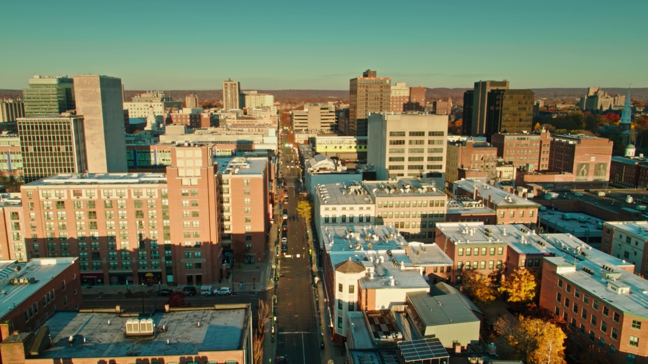 无人机在康涅狄格州纽黑文市中心的街道上空飞行视频素材