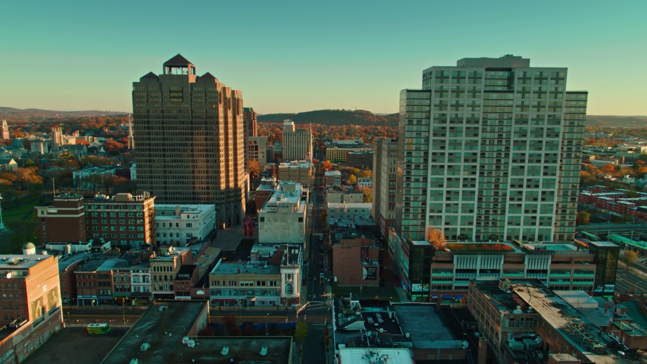 无人机在康涅狄格州纽黑文市中心上空飞行视频素材