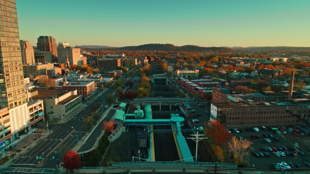 无人机在康涅狄格州纽黑文的铁轨上飞行视频素材