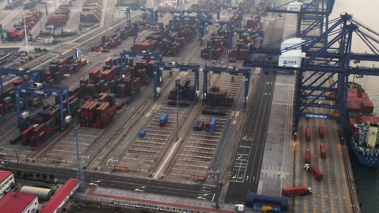 繁忙的工业港口与集装箱船的无人机视角视频下载
