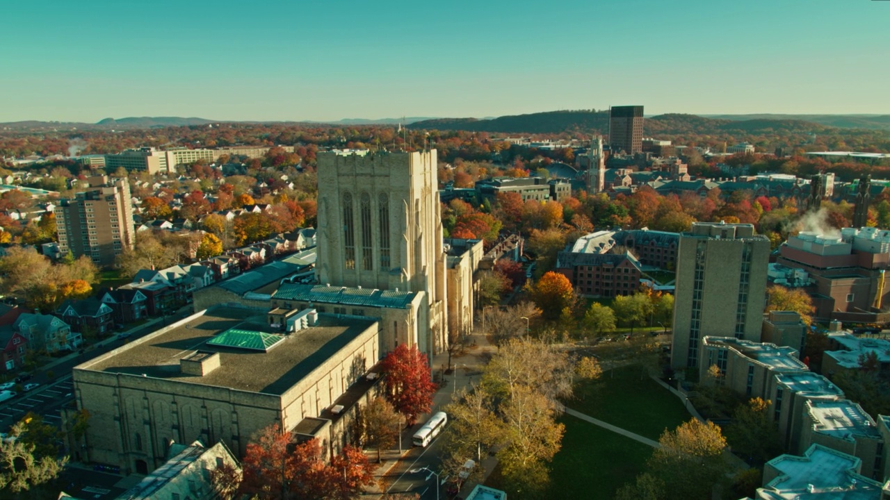 佩恩惠特尼体育馆和宿舍在耶鲁校园在纽黑文，康涅狄格州的鸟瞰图视频素材