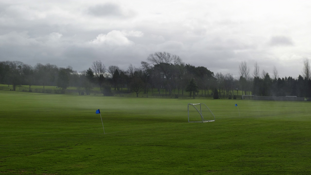 英国空旷的足球场遭遇暴雨袭击视频下载