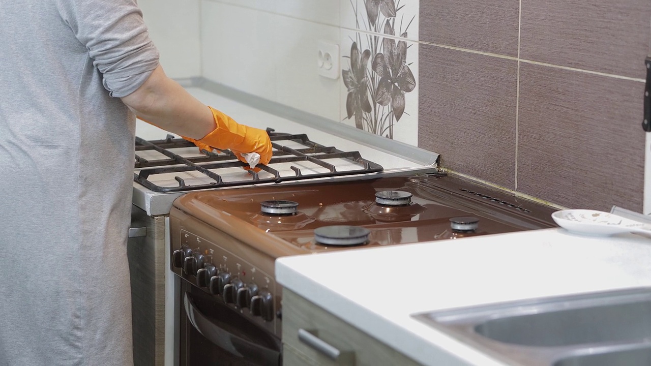 一个女人洗炉子，打扫厨房视频素材