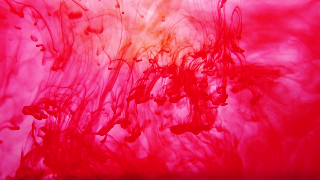 红墨水在水中抽象的背景。油漆在液体中的漩涡视频下载