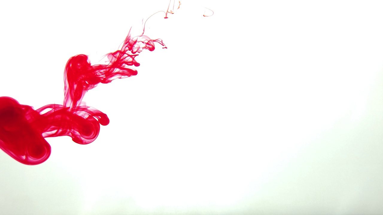 红墨水在水中抽象的背景。油漆在液体中的漩涡视频素材