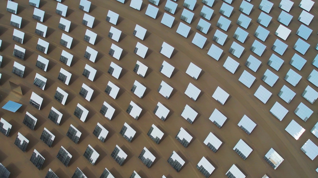 无人机视角的太阳能电池板视频下载