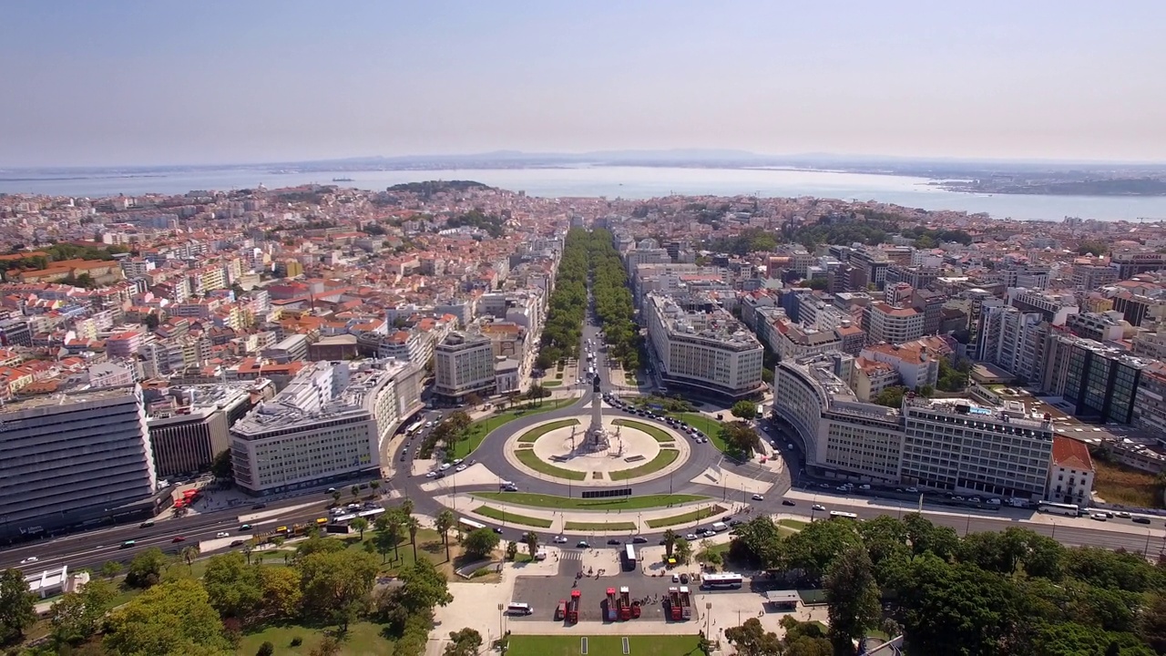 鸟瞰图的里斯本城市景观，包括爱德华多七世公园和Marques de Pombal广场在里斯本，葡萄牙视频素材