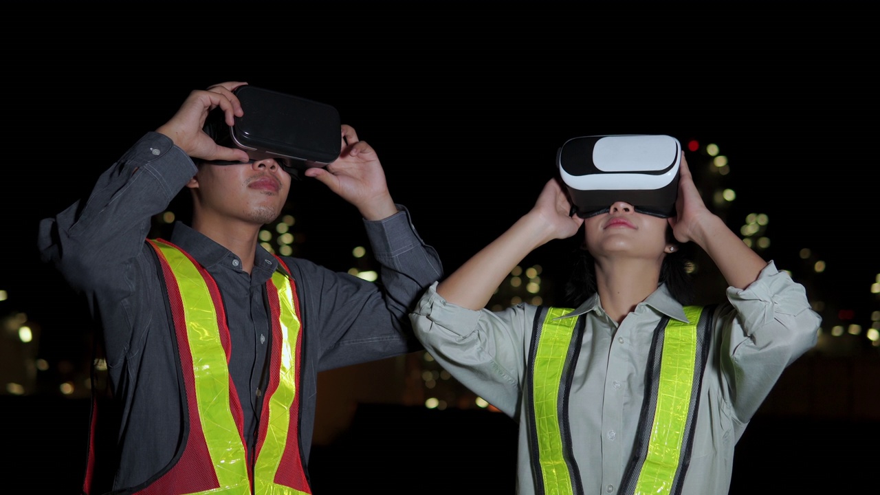 团队工程师戴着虚拟现实头戴式耳机在油品厂夜间工作视频素材