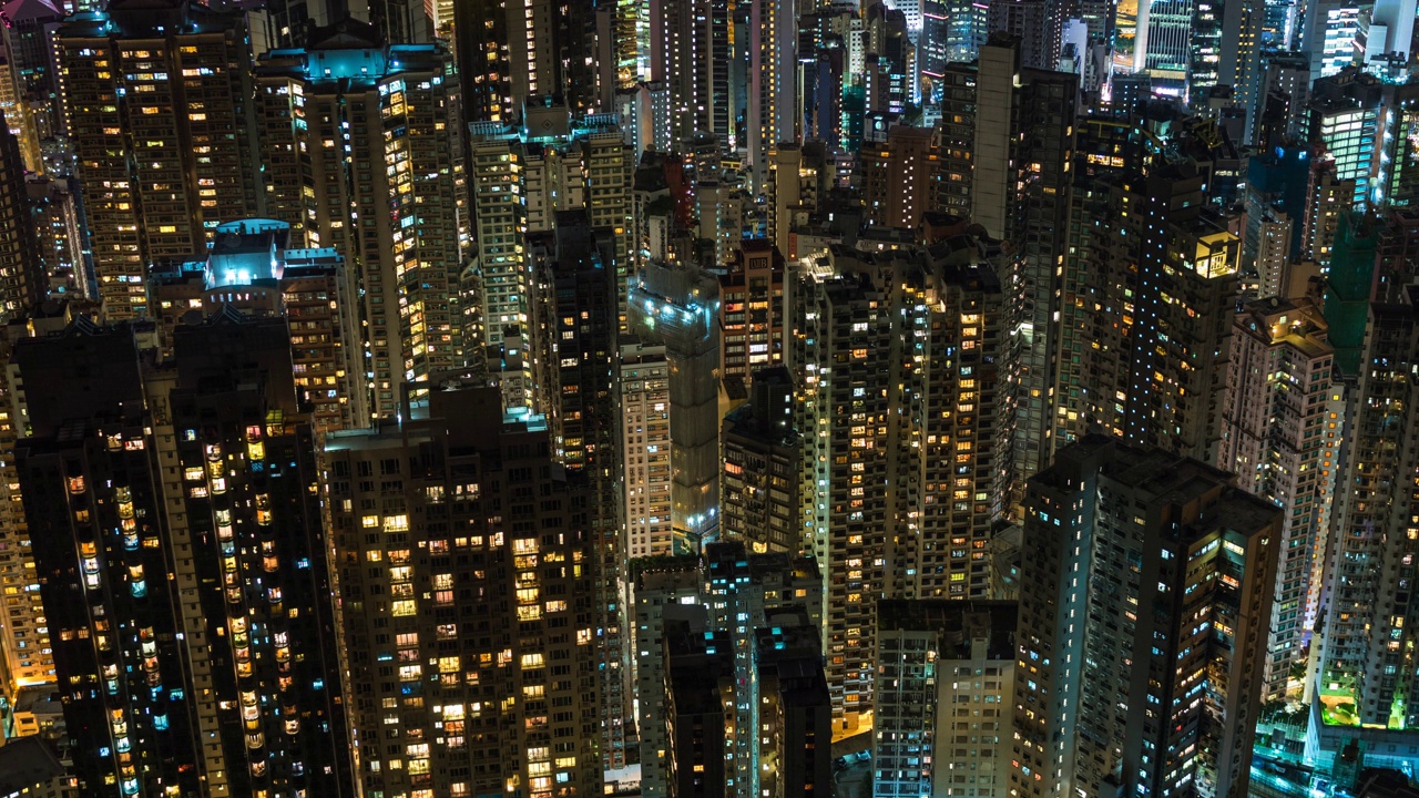 中国香港，世界上人口最密集的城市之一，夜间的住宅建筑视频素材