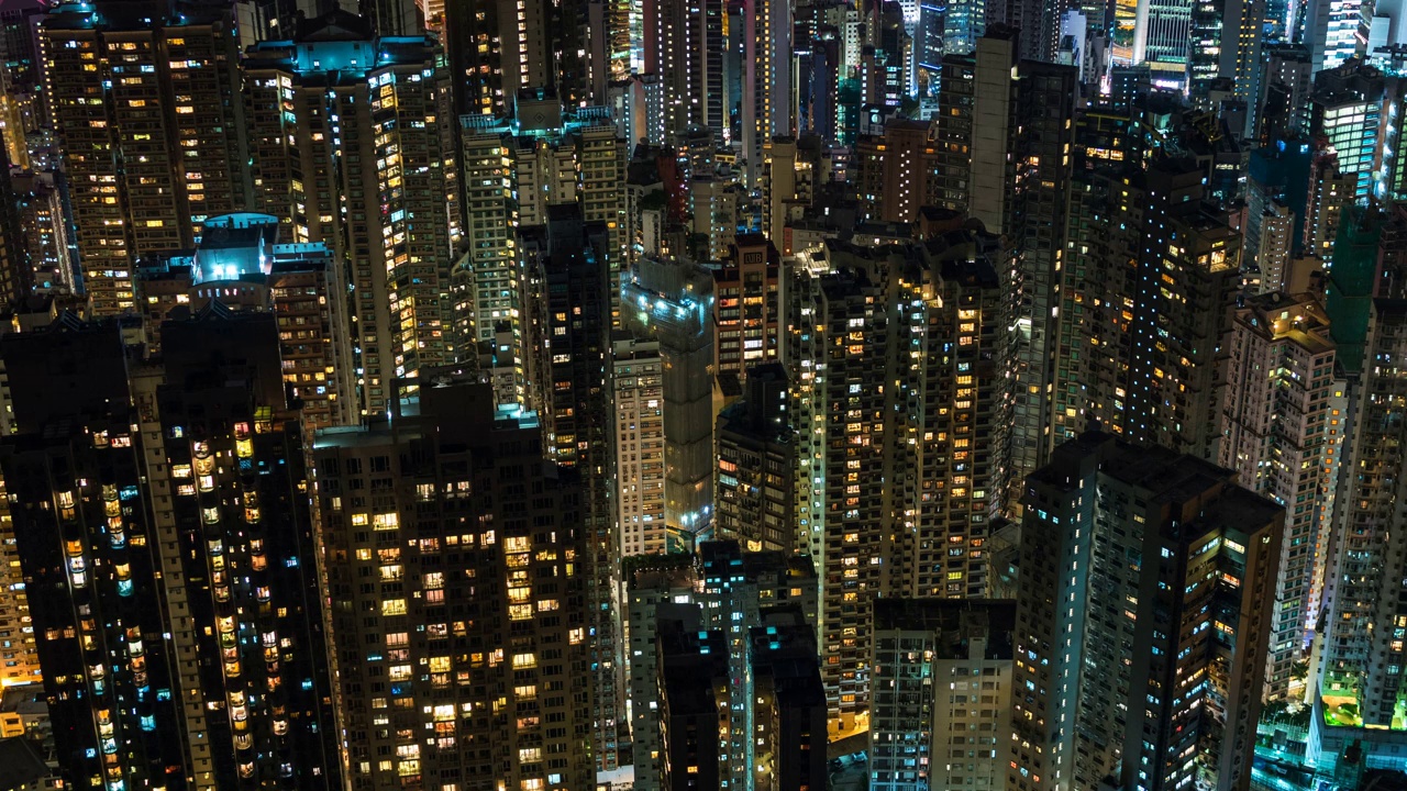 中国香港，世界上人口最密集的城市之一，夜晚的住宅建筑的延时视图视频素材