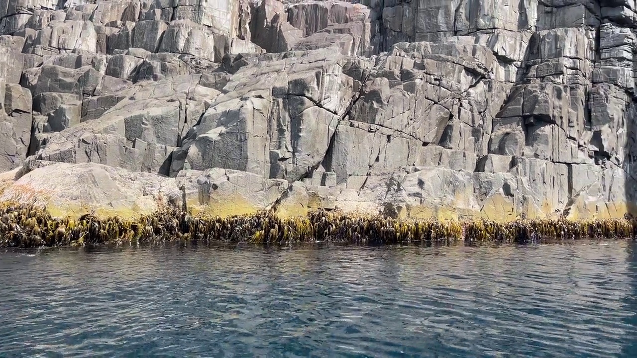 海洞入口，石崖碧水，阳光普照，船观视频下载