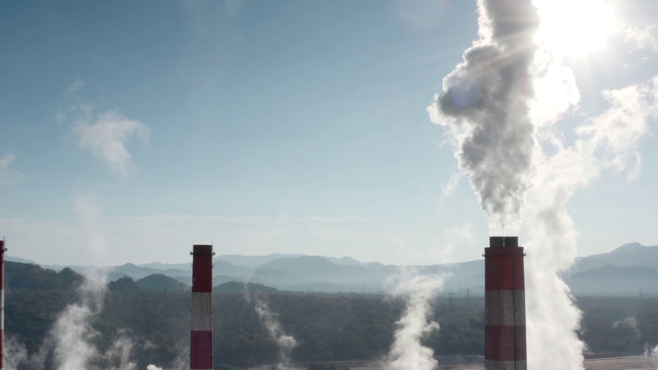 鸟瞰图化工厂发电厂，空气污染煤视频下载