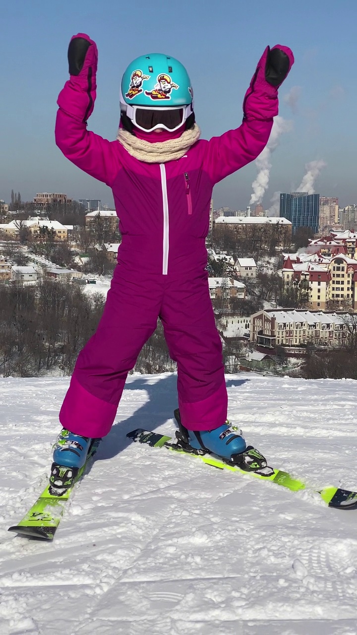穿着滑雪装备的孩子的肖像。视频素材