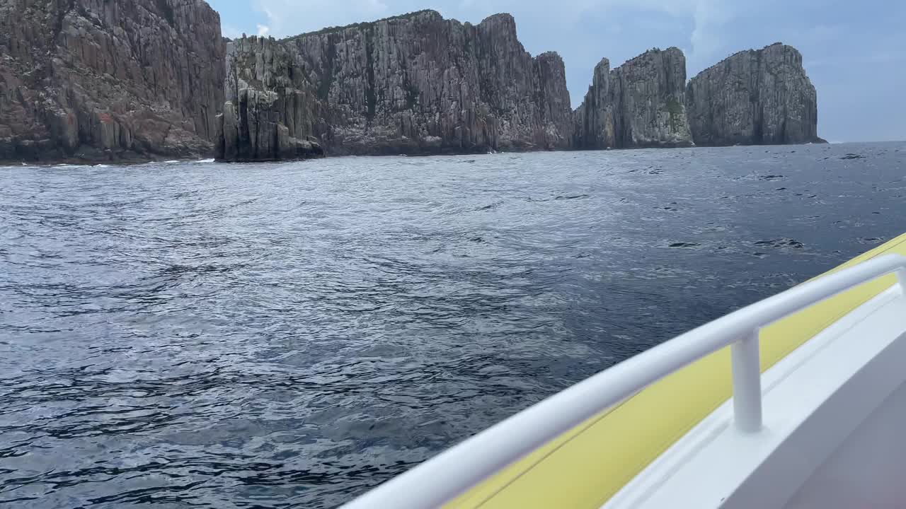 船观海浪，岩石海岸线高海崖岬，塔斯马尼亚视频下载
