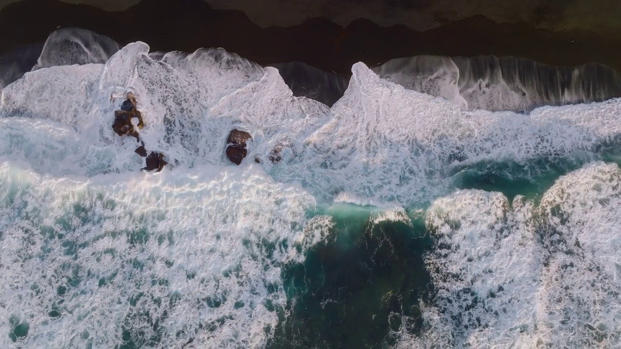 大西洋的俯视图。海洋表面的无人机视频。从鸟瞰的角度看，波涛汹涌的海水。无人机制造的暴风雨大西洋表面。无人机在暴风雨的海面上飞行视频下载