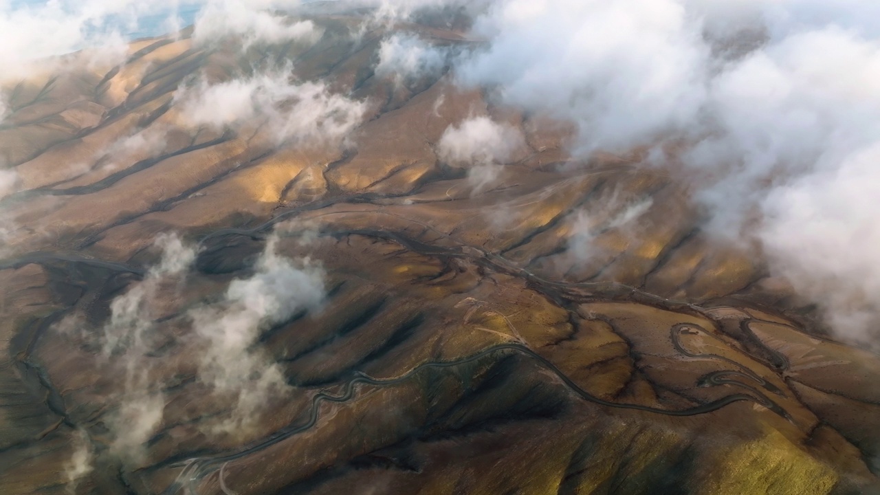 富埃特文图拉山脉的俯视图。加那利群岛与大西洋相接。富埃特文图拉岛的鸟瞰图。美丽的风景，海面上有山脉。视频素材
