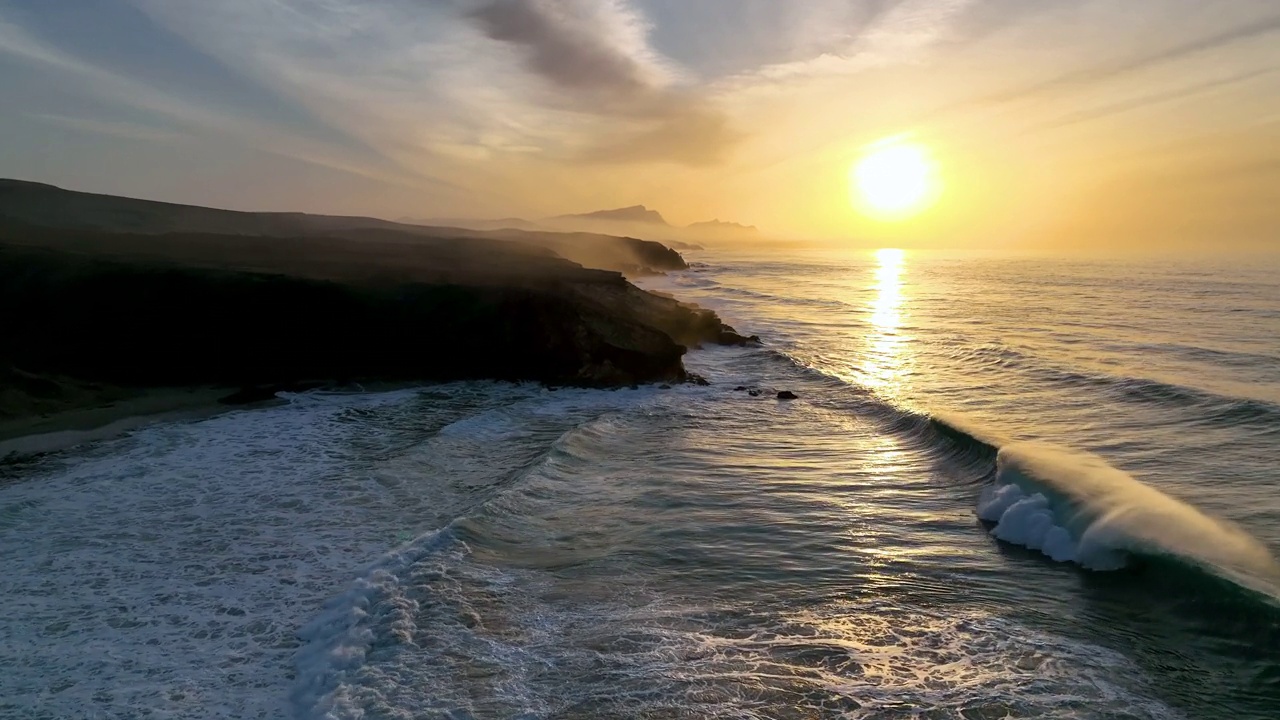 大西洋上美丽的日落。无人机拍摄的海上日落美景。平静的海面和日落的橘色天空。平静的海面上落日的全景。视频素材