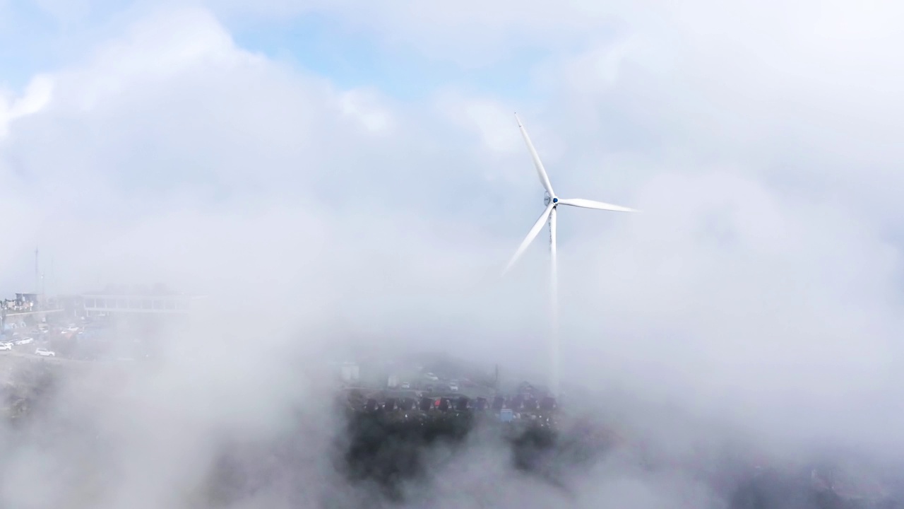山顶云雾之上的风电场视频素材