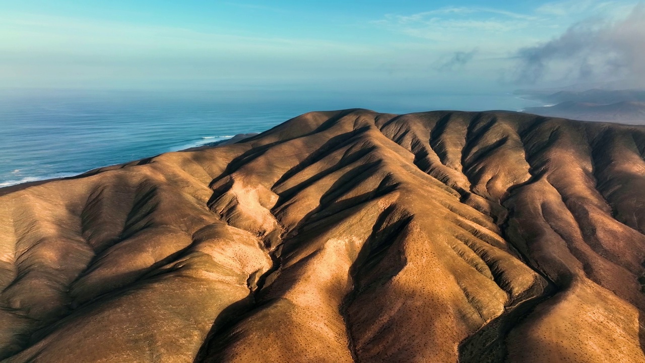 富埃特文图拉山脉的俯视图。加那利群岛与大西洋相接。富埃特文图拉岛的鸟瞰图。美丽的风景，海面上有山脉。视频素材