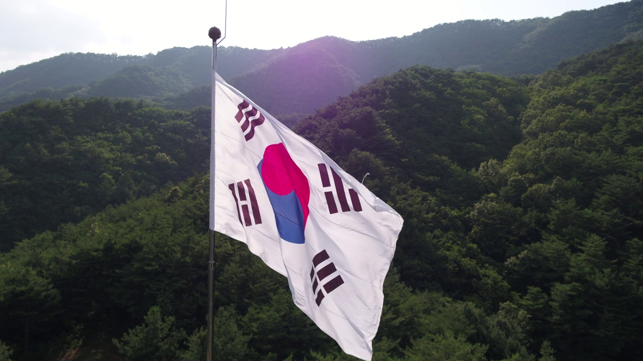 韩国国旗在江原道仁济郡38仙公园和自然风景中摇曳视频下载