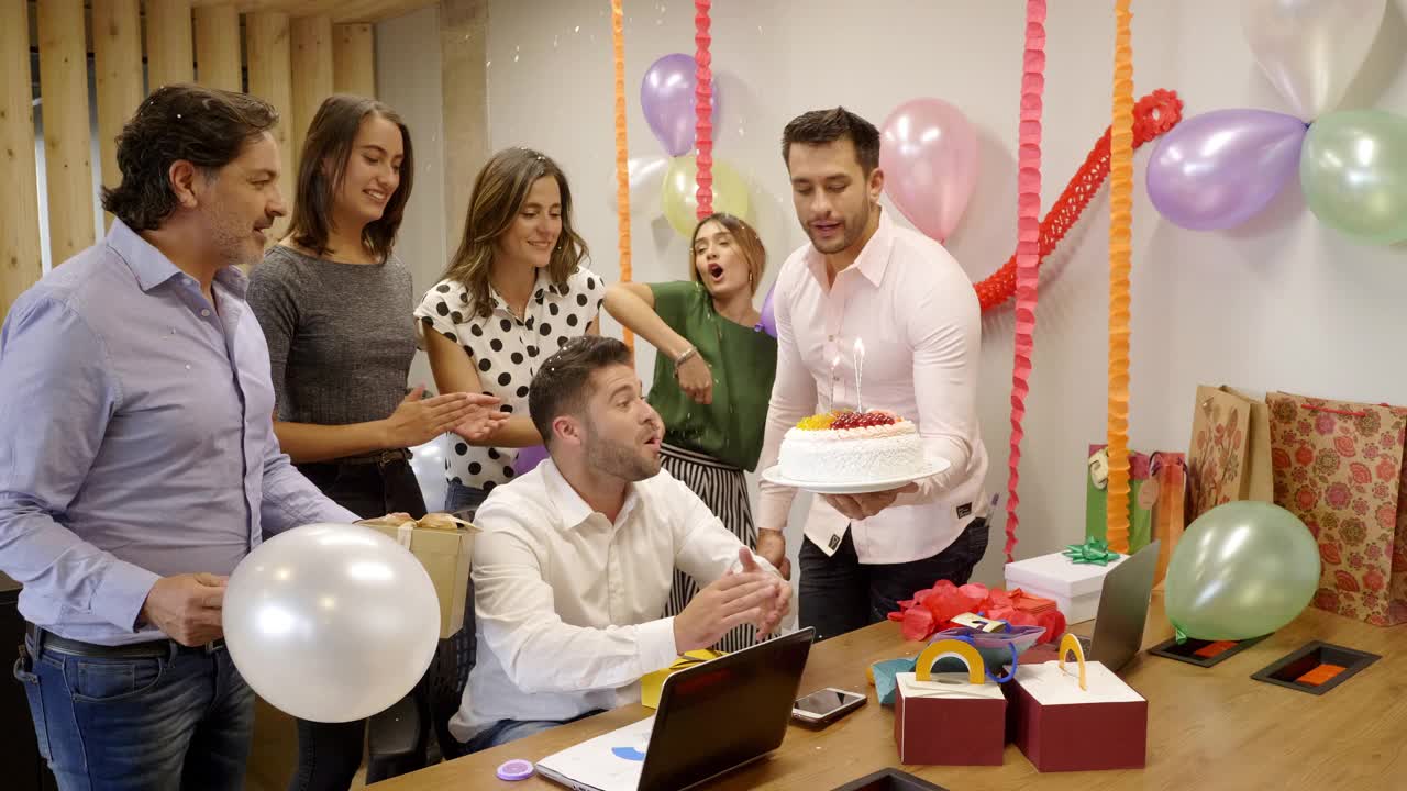 商人和同事一起庆祝生日视频下载