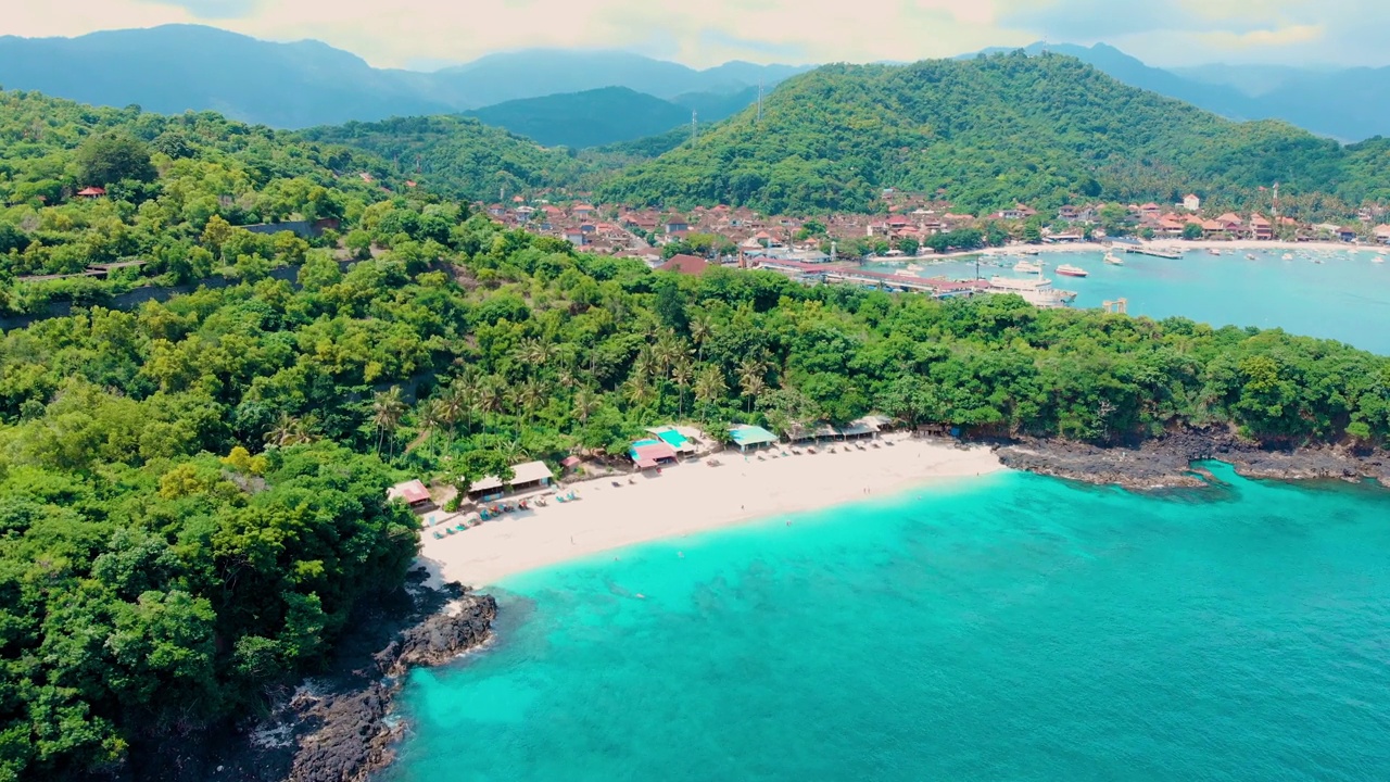 印度尼西亚，巴厘岛，热带天堂海滩，小建筑，阳光躺椅和阳伞在热带雨林蓝色泻湖。最佳旅游目的地，最佳潜水浮潜视频购买