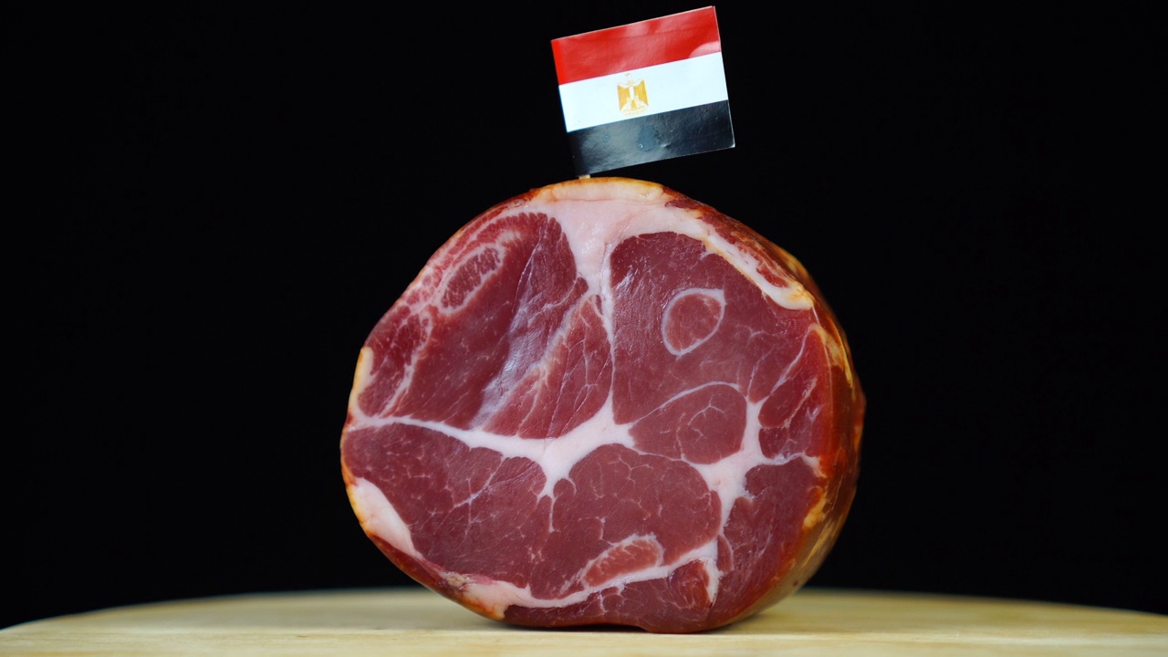 美味的烟熏里脊肉配埃及小旗，黑色背景上的一块肉旋转着。视频素材