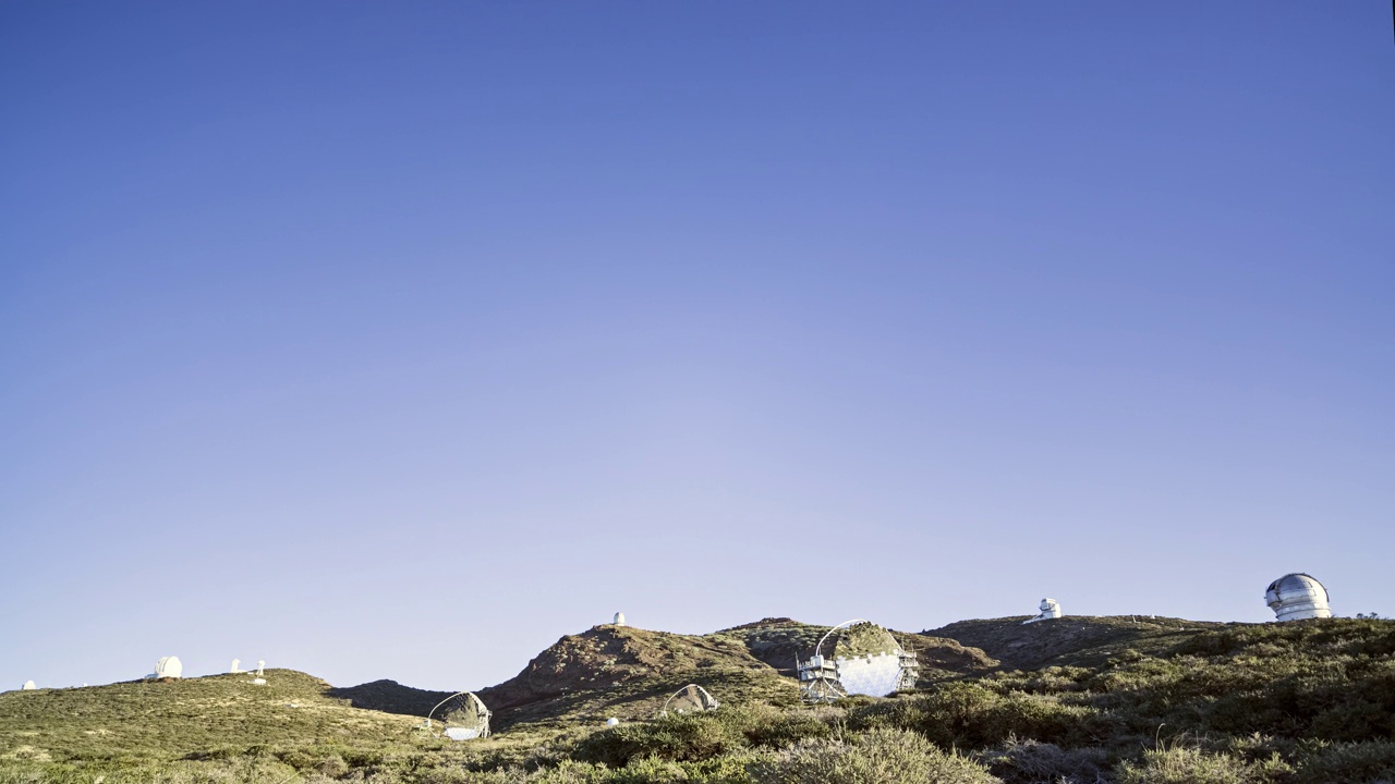 洛斯穆乔斯天文台的星空背景-延时拍摄。视频下载