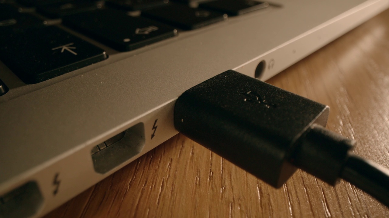 USB接口，用于连接计算机视频下载