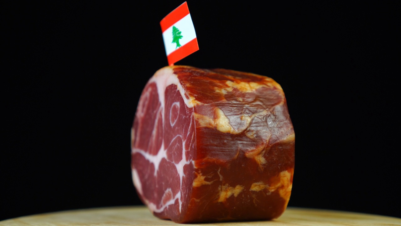 美味的黎巴嫩小旗烟熏里脊肉，黑色背景上旋转的肉块。视频下载