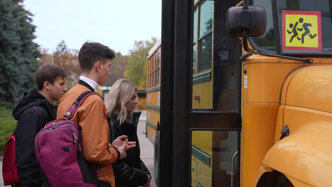 不同的青少年学生在学习后进入公共汽车视频下载