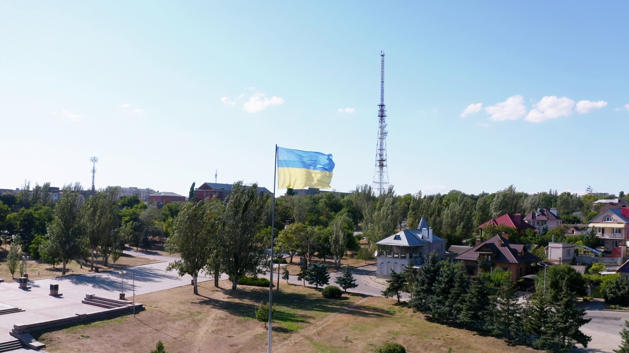 无人机拍摄到乌克兰国旗在强风中飘扬视频素材