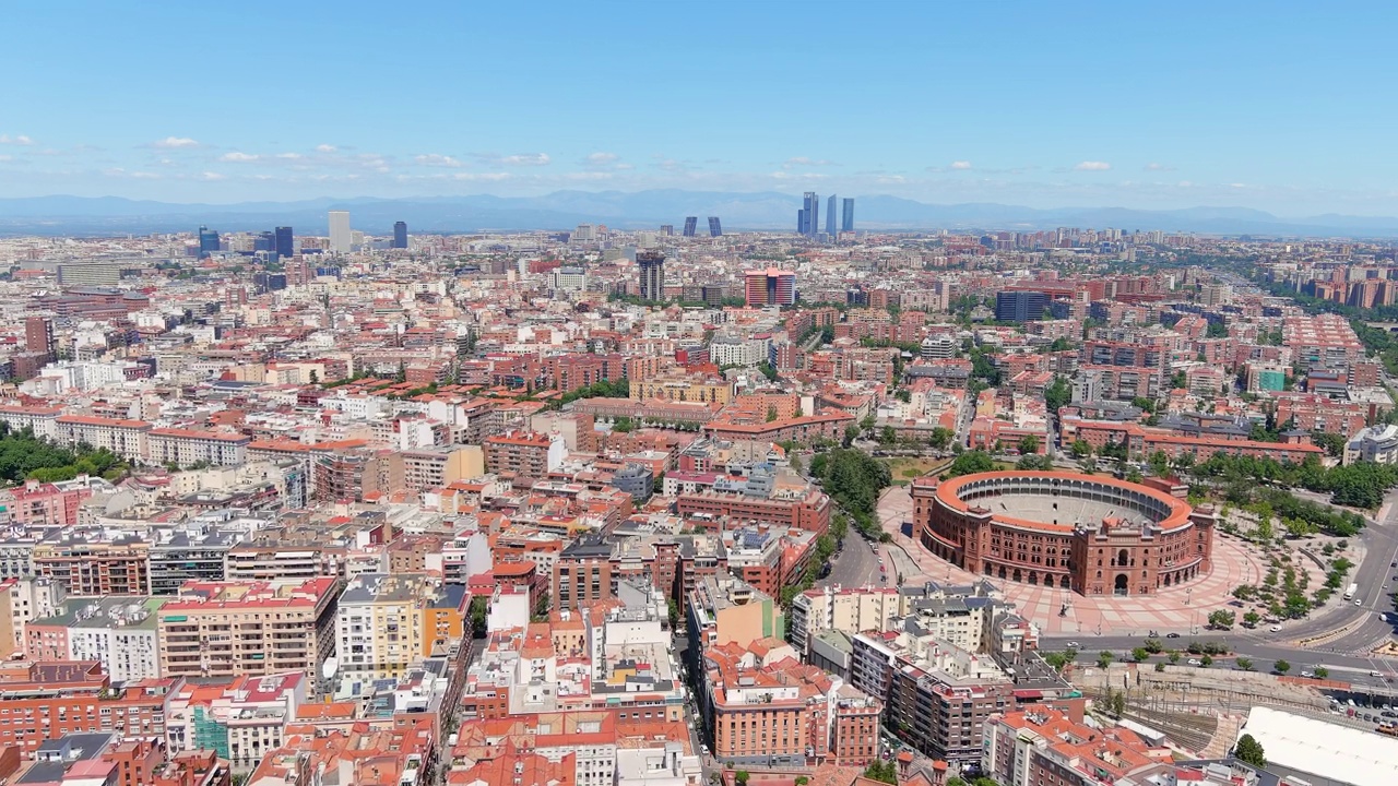 马德里:鸟瞰图，西班牙首都，著名的斗牛场(斗牛场)广场，现代写字楼(摩天大楼)地平线上的欧洲全景视频下载