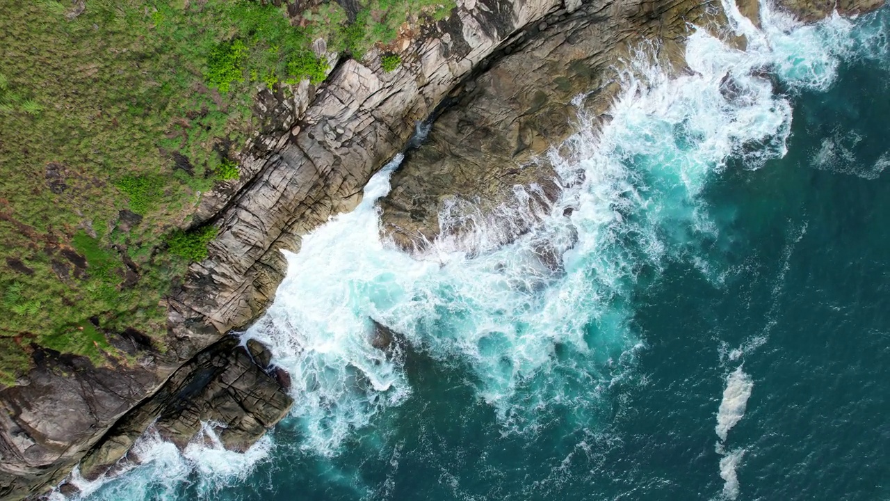 无人机视图俯瞰与复制空间的海岸线和海洋的俯视图拍摄，普吉岛，泰国视频下载