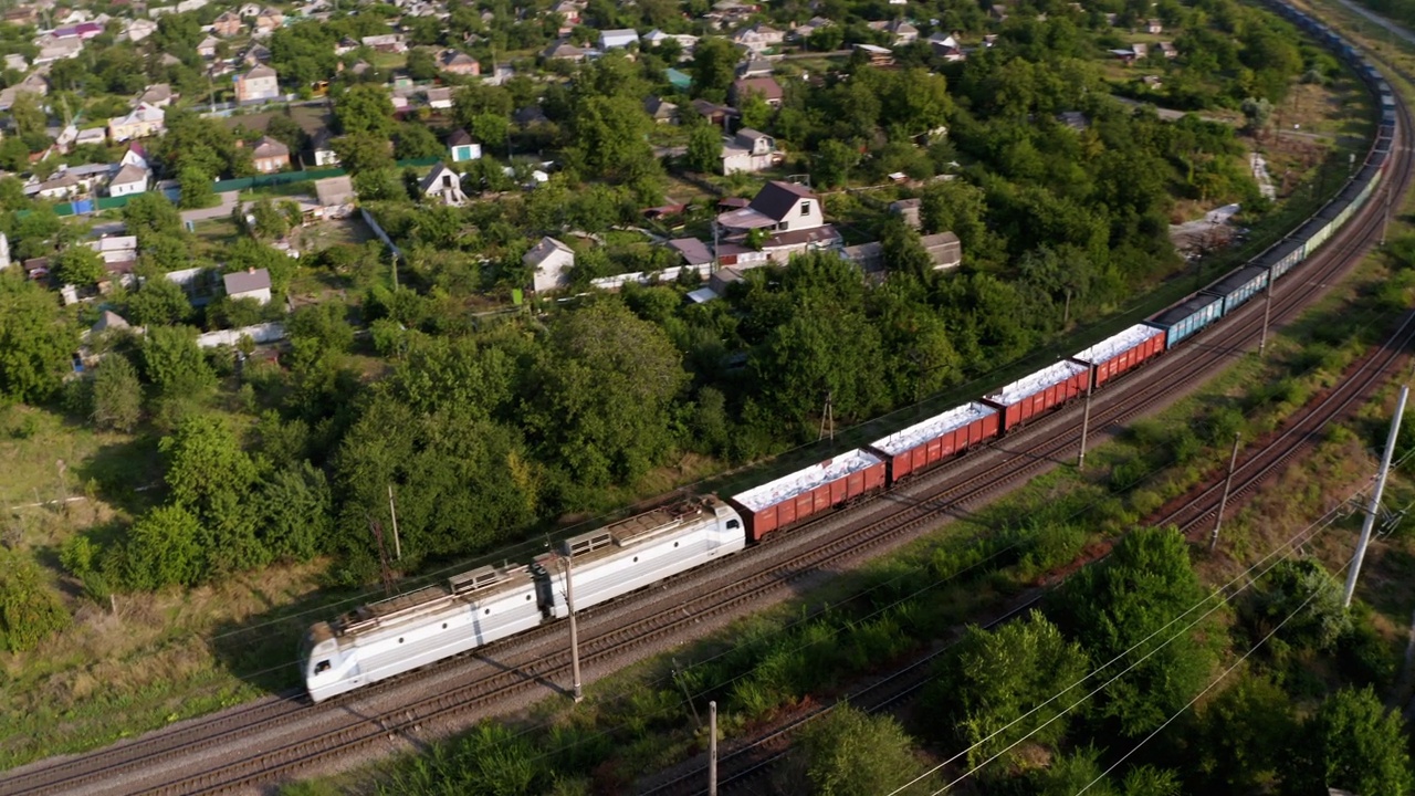 无人机拍摄的欧洲货运列车沿着铁轨飞驰视频素材
