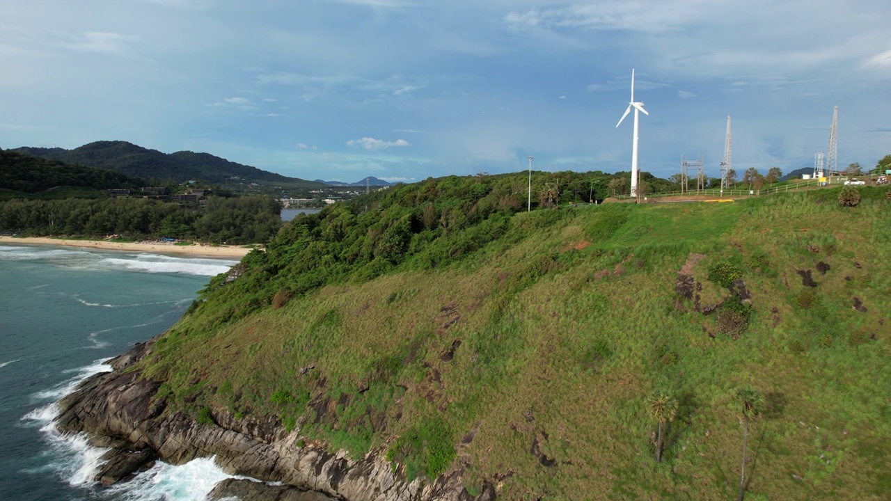 无人机飞行通过风力涡轮机与美丽的风景蓬贴海角，普吉岛，泰国视频素材