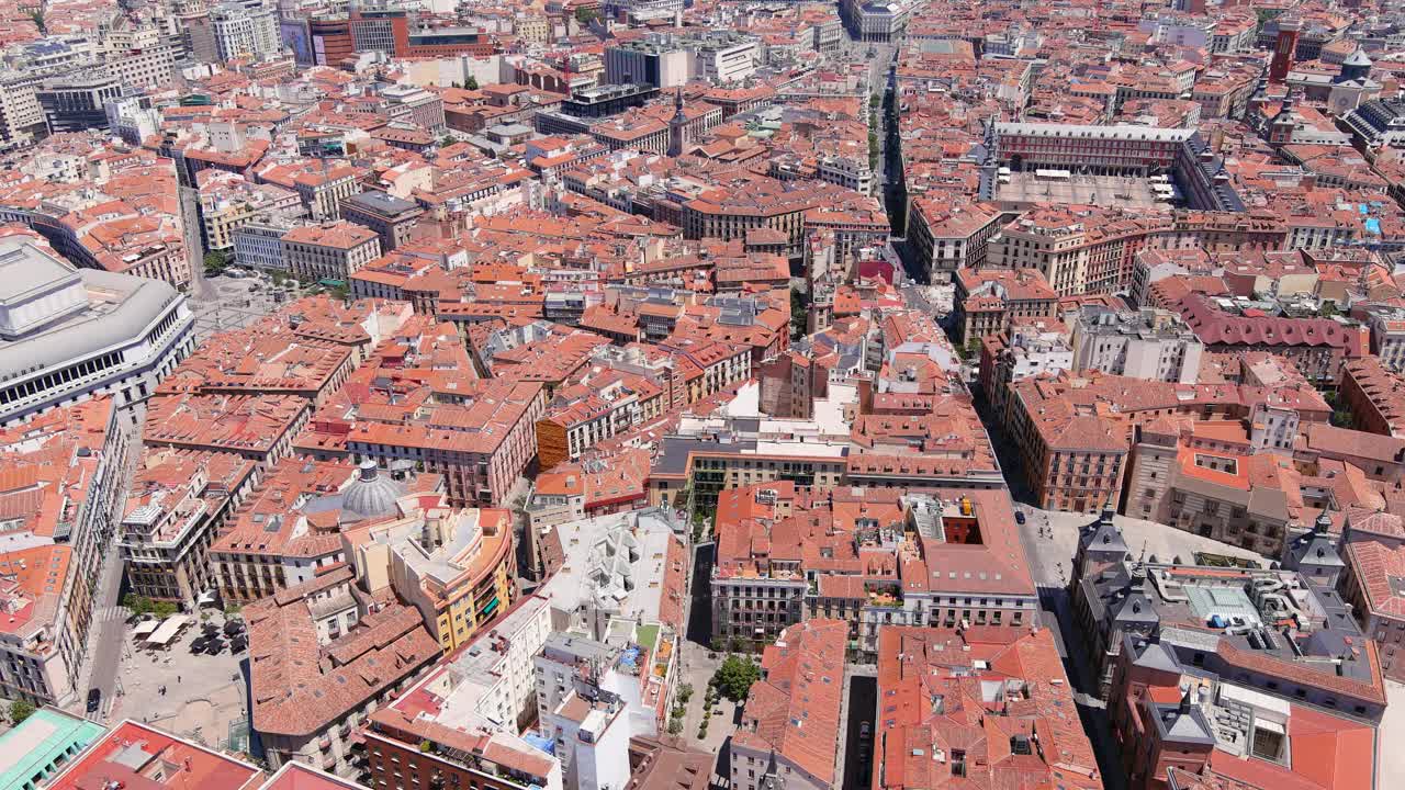 马德里:鸟瞰图，西班牙首都，历史悠久的城市中心，背景是著名的广场，市长广场-欧洲景观全景视频素材