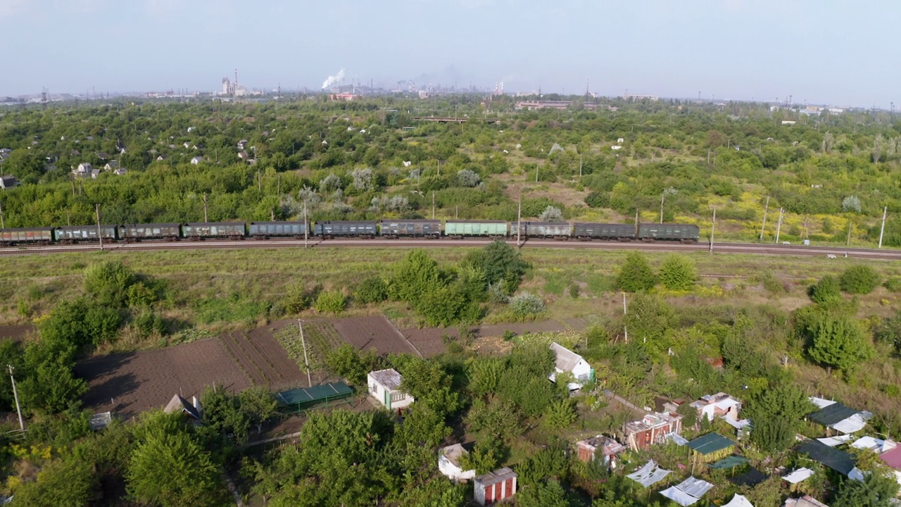 无人机拍摄的货运火车穿过宁静的乡村视频素材