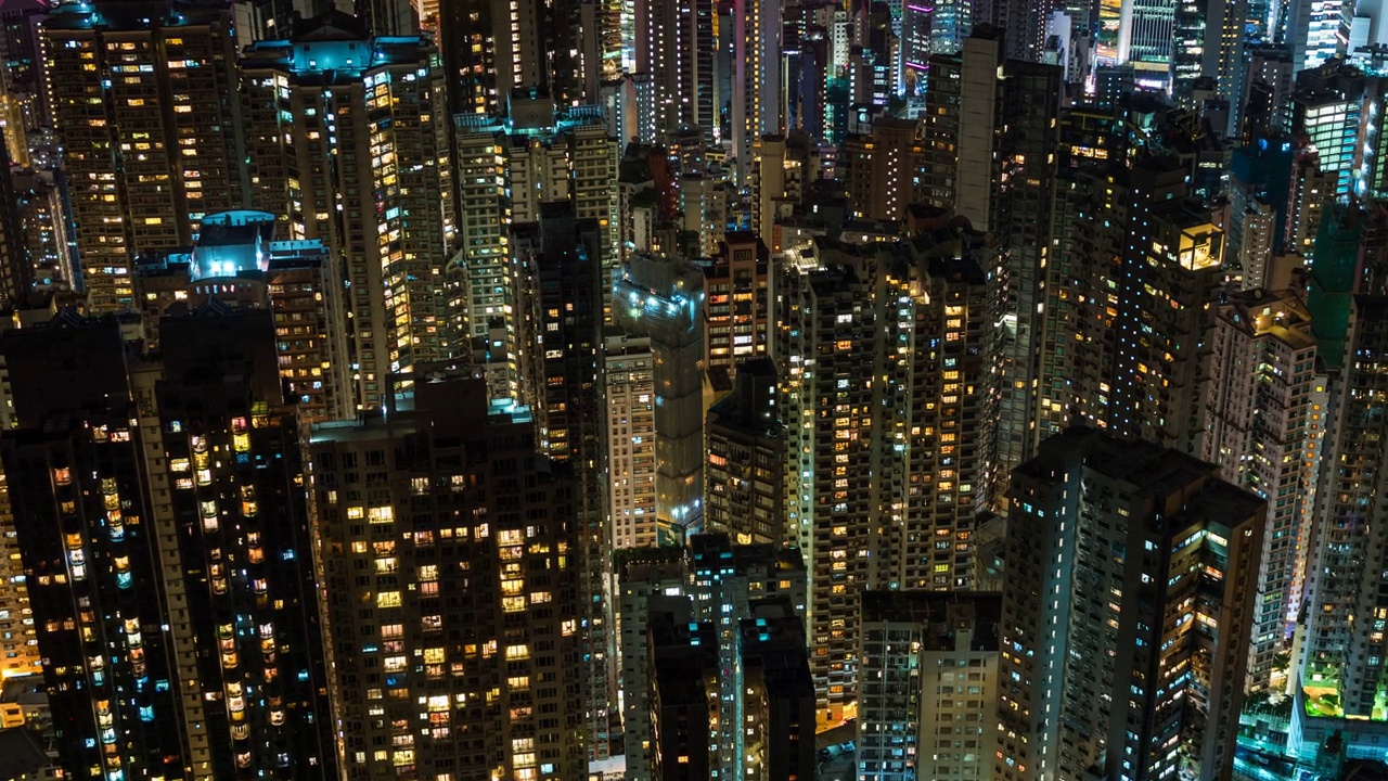 中国香港，世界上人口最密集的城市之一，夜晚的住宅建筑的延时视图，放大视频素材