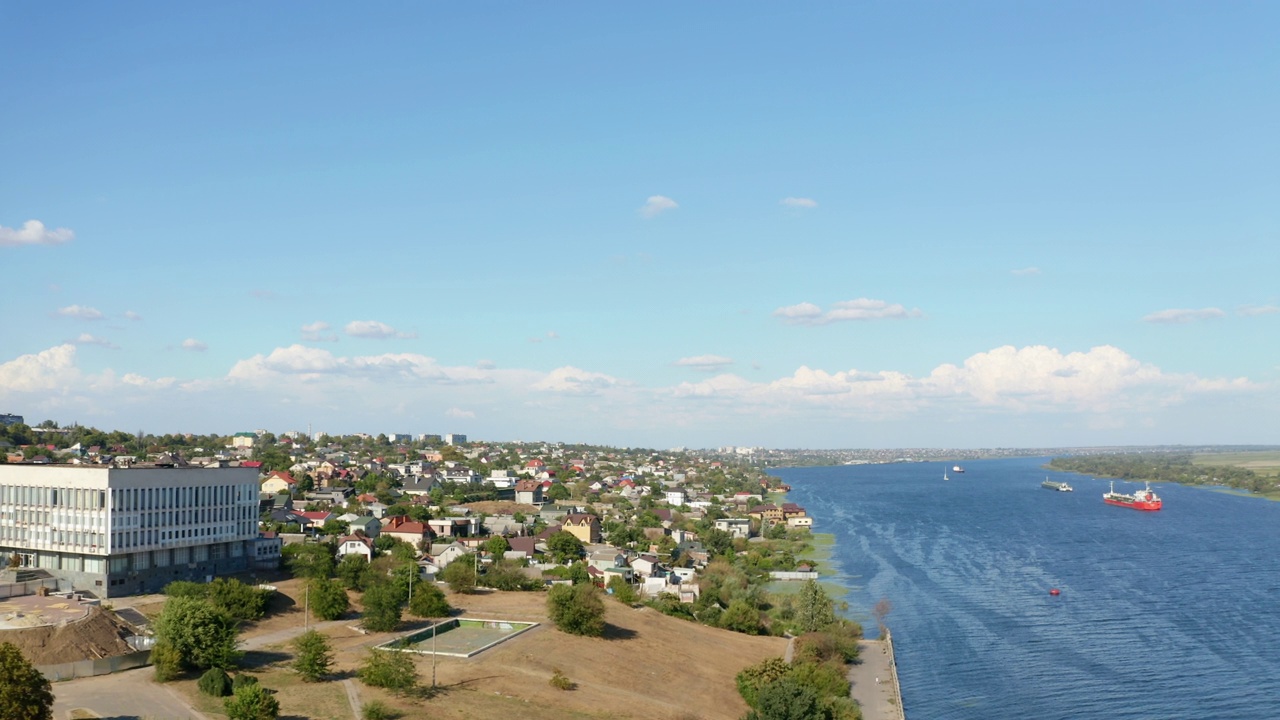 无人机拍摄的东欧沿岸社区，货船停泊在岸边视频素材