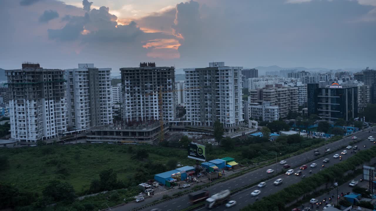印度马哈拉施特拉邦，浦那，孟买-浦那-本古鲁国家高速公路沿线的高层建筑和城市发展视频素材
