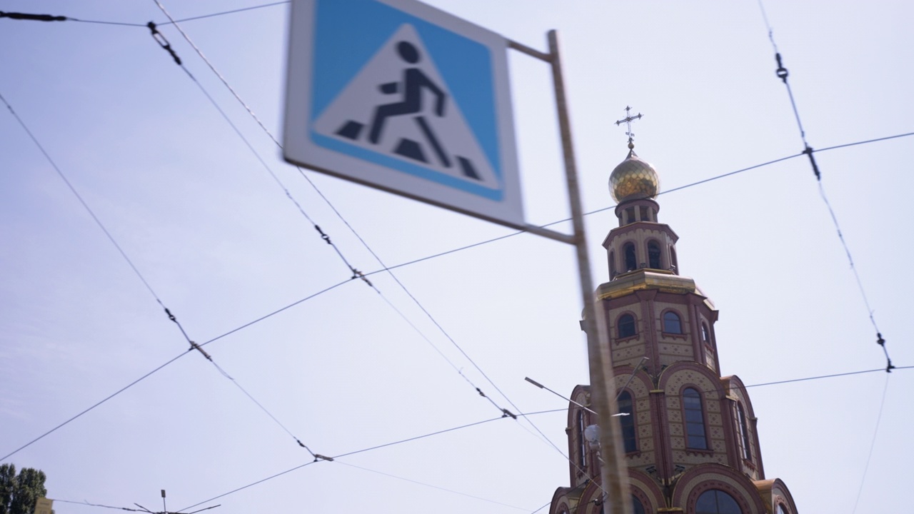 从错综复杂的电车线中看到俄罗斯东正教教堂的尖塔视频下载