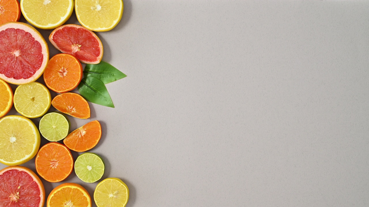切片健康新鲜柑橘水果排列在银色主题左侧。止动平铺视频购买