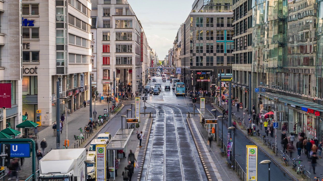 德国柏林市中心弗里德里希大街上的行人、电车和一般交通的时间推移视图视频素材