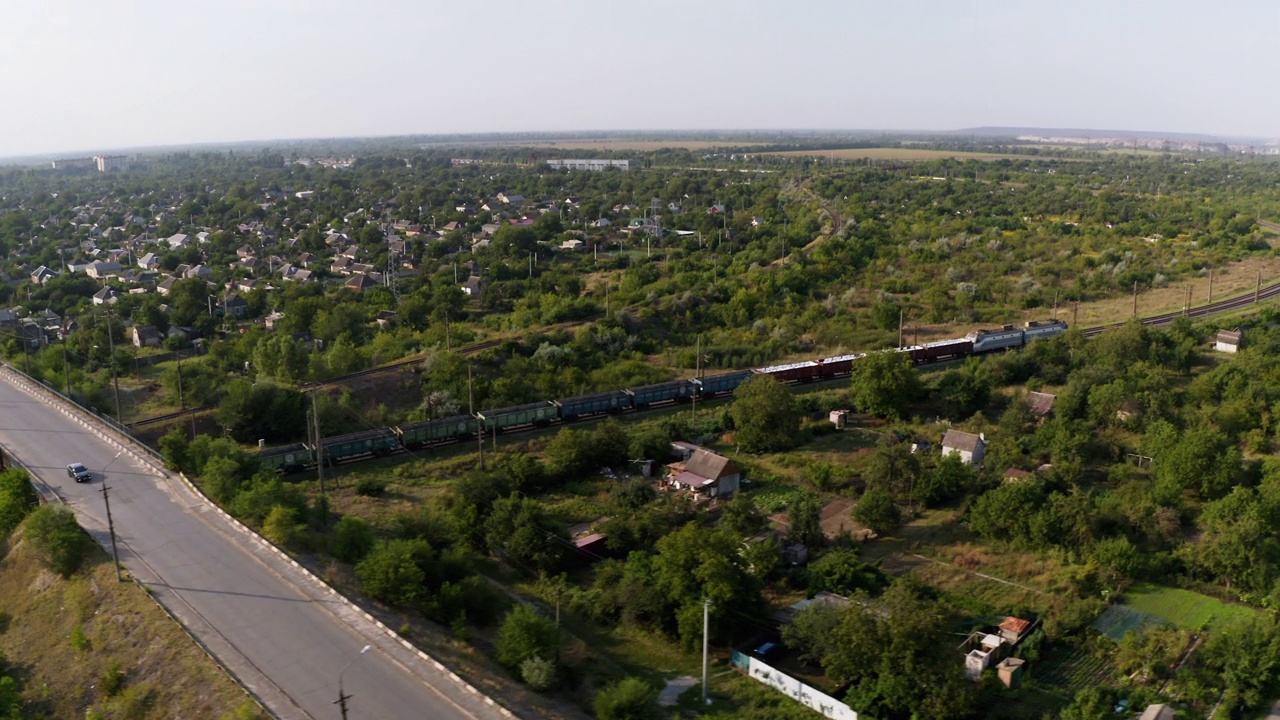 跟踪无人机拍摄的货运火车在东欧乡村穿行视频素材