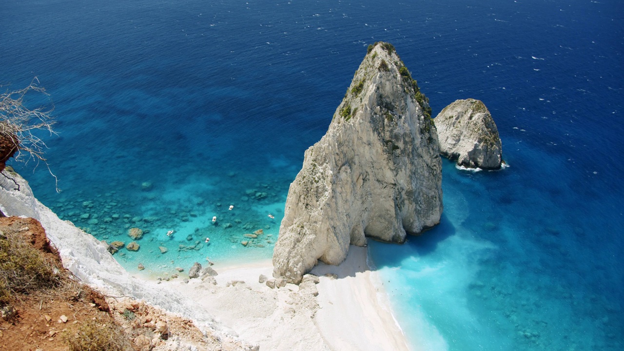 地中海海岸，巨大的白色岩石悬崖形成，蓝色的海洋和旅游游船在遥远的海滩。俯视图视频下载