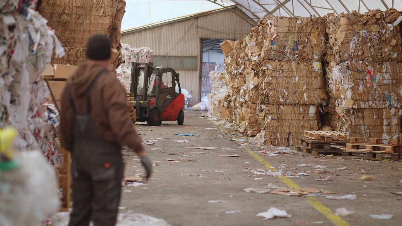 在回收工厂工作的人视频下载