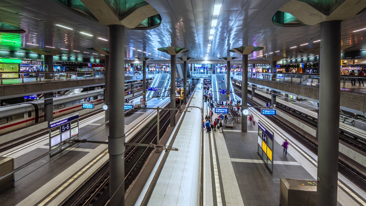 柏林，德国，柏林中央车站的时间推移视图，显示乘客上车和火车进站和出站视频素材