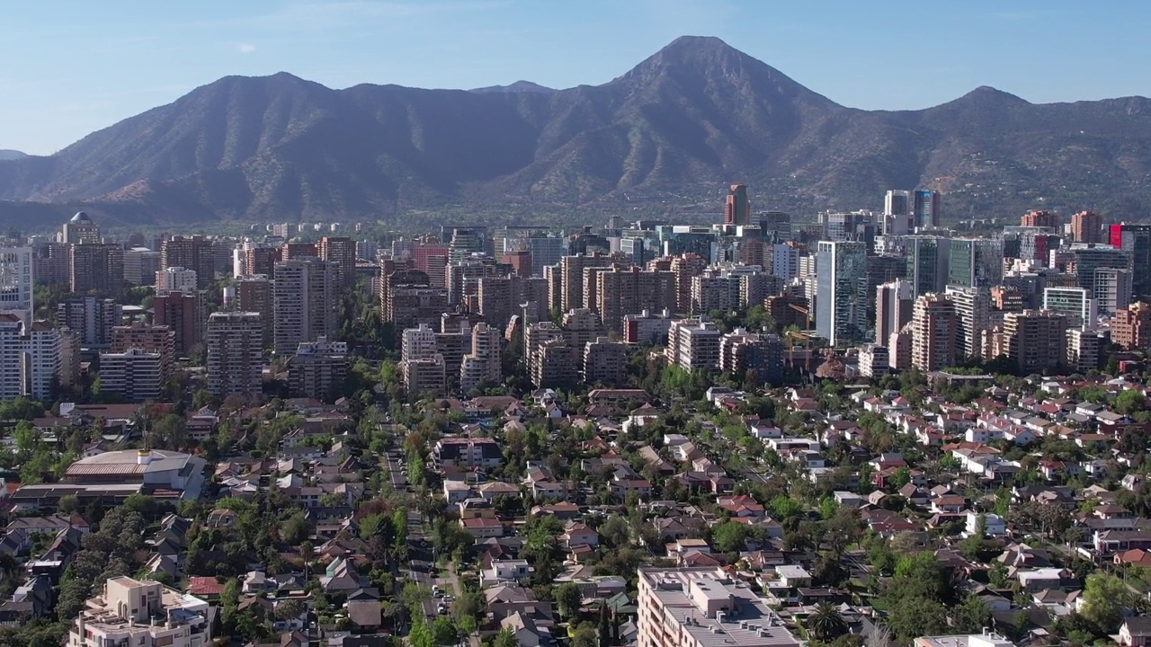 圣地亚哥俯瞰安第斯山脉，智利，南美洲。视频素材