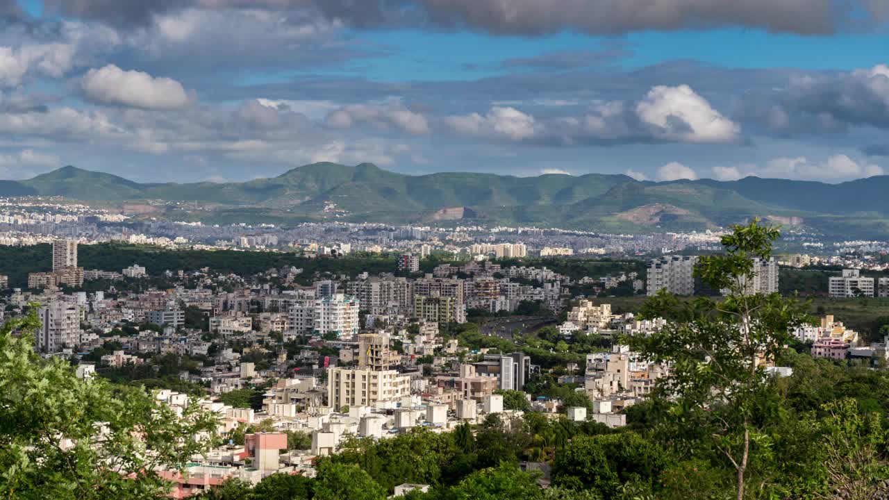 美丽的风景和城市景观与风景，时间流逝的云经过城市和山脉，印度视频下载